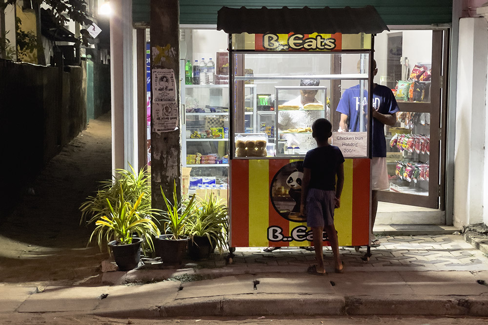 Negombo’s street food is an authentic expression of Sri Lanka’s coastal culture: practical, intensely flavoured, and rooted in everyday life rather than online tourism hype.